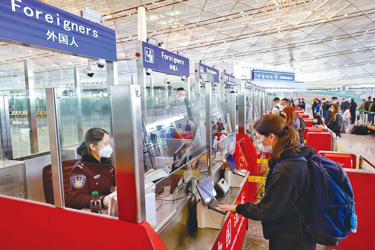 “乙类乙管”正式实施!中国出入境昨日“重新开放”